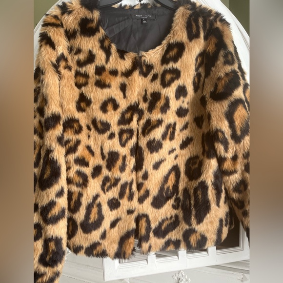 Faux fur jacket leopard waist length with 2 pockets. Stylish and fun. Size L - Picture 1 of 4